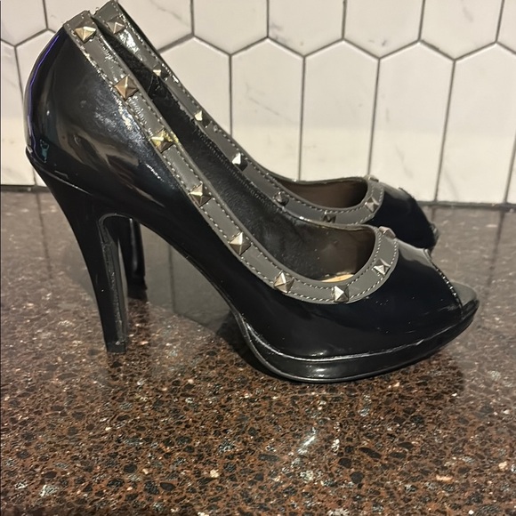 Suzy Shier Black Patent Studded Heels, size 7 - Picture 7 of 9